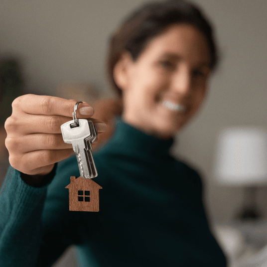 Schlüsselübergabe bei einer Immobilienvermittlung